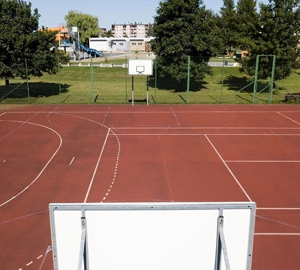 Баскетбольная площадка в блоке 